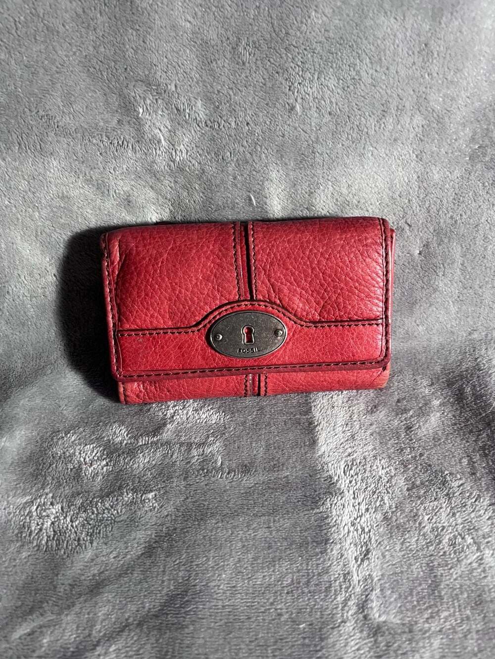 Fossil Maddox Red Pebbled Leather Trifold Wallet with Keyhole Hardware